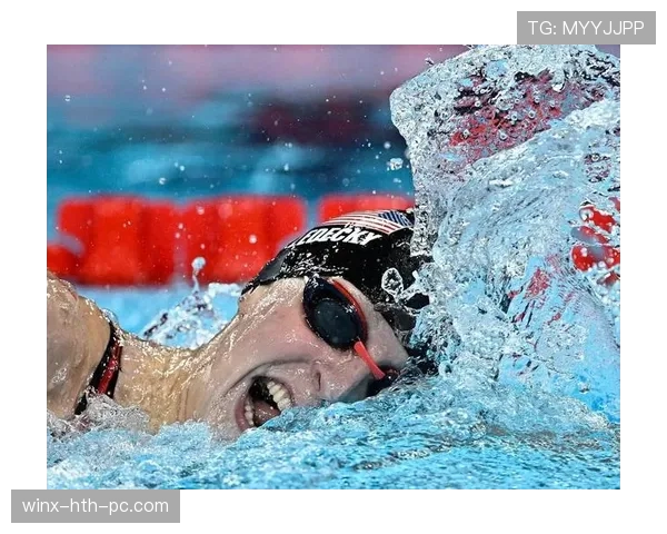 凯蒂·莱德基泳池边居然是这样，奢侈到让人怀疑她是不是明星啊？